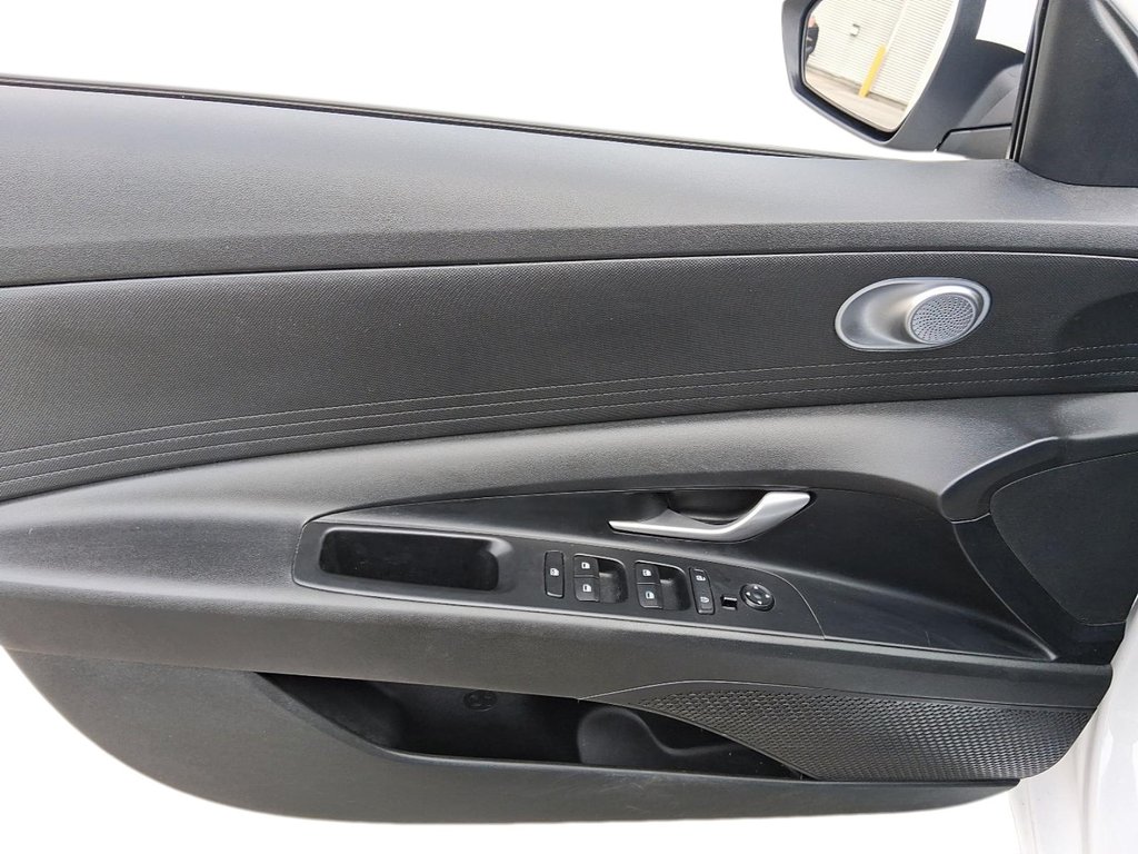 2022 Hyundai Elantra Sedan Essential IVT in Stratford, Ontario - 11 - w1024h768px