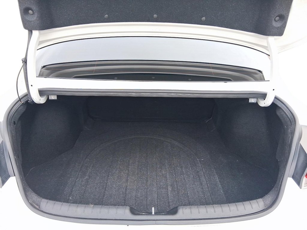 2022 Hyundai Elantra Sedan Essential IVT in Stratford, Ontario - 6 - w1024h768px
