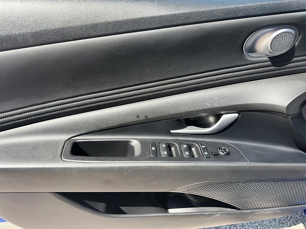 2023 Hyundai Elantra Sedan Preferred IVT in Stratford, Ontario - 9 - w1024h768px