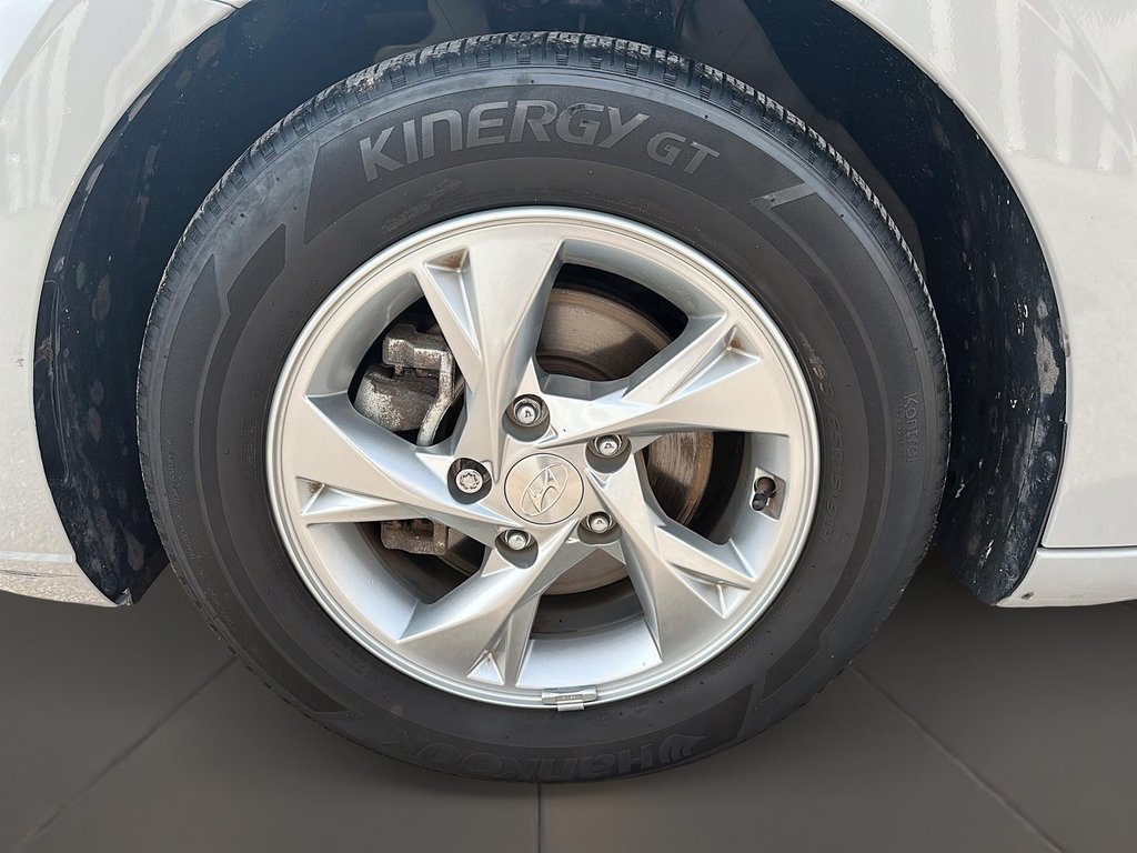 2023 Hyundai Elantra Sedan Essential IVT in Stratford, Ontario - 6 - w1024h768px