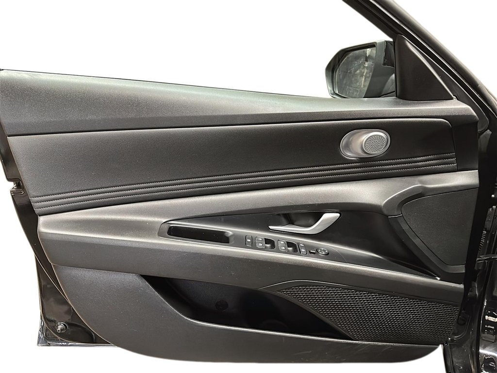 2023 Hyundai Elantra Sedan Preferred IVT in Stratford, Ontario - 10 - w1024h768px
