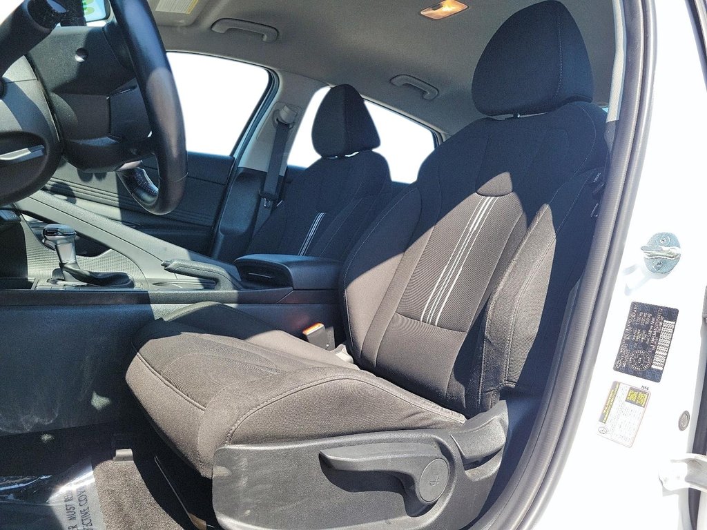 2023 Hyundai Elantra Sedan Preferred IVT in Stratford, Ontario - 8 - w1024h768px