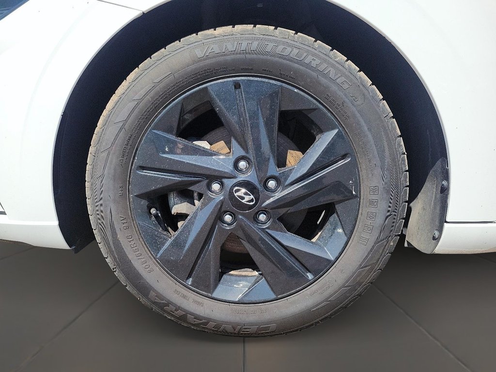 2023 Hyundai Elantra Sedan Preferred IVT in Stratford, Ontario - 7 - w1024h768px