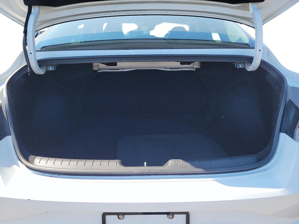 2023 Hyundai Elantra Sedan Preferred IVT in Stratford, Ontario - 6 - w1024h768px