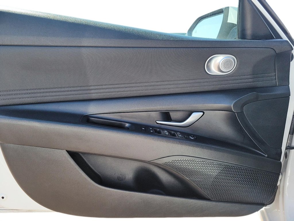 2023 Hyundai Elantra Sedan Preferred IVT in Stratford, Ontario - 10 - w1024h768px