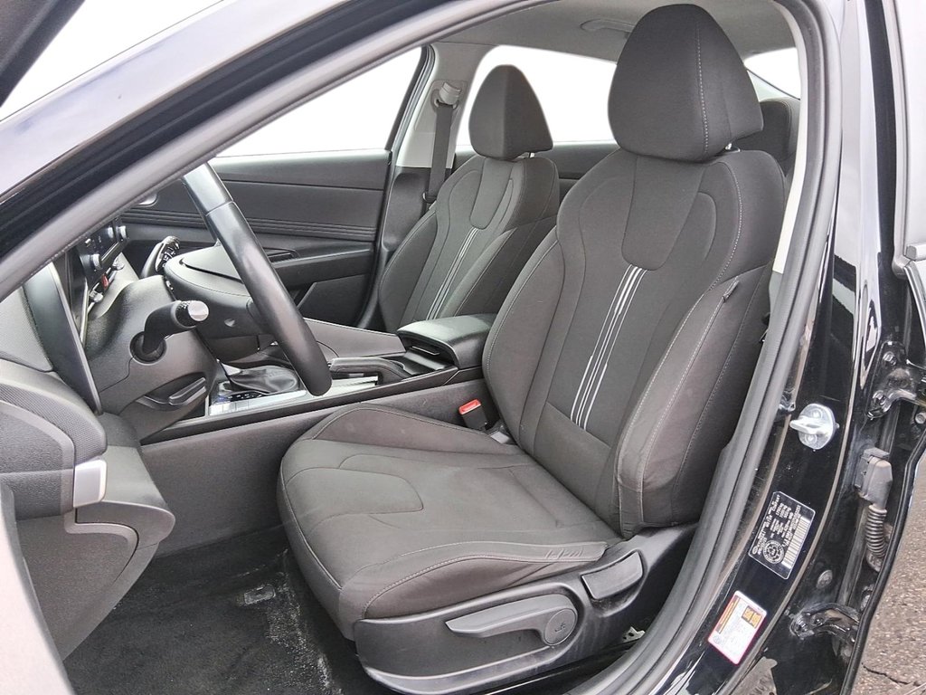 2023 Hyundai Elantra Sedan Preferred IVT in Stratford, Ontario - 8 - w1024h768px