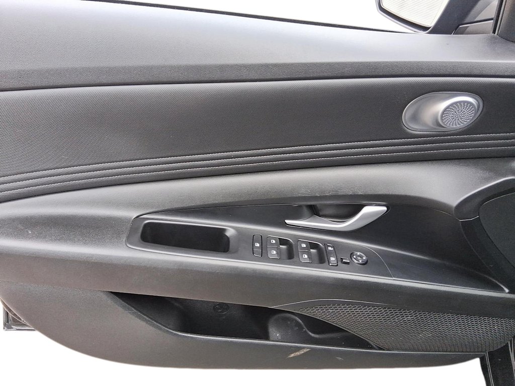 2023 Hyundai Elantra Sedan Preferred IVT in Stratford, Ontario - 11 - w1024h768px