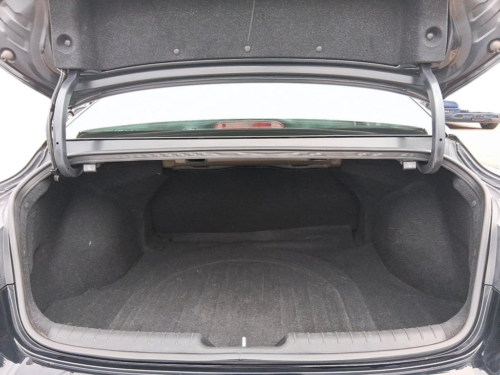 2023 Hyundai Elantra Sedan Preferred IVT in Stratford, Ontario - 6 - w1024h768px