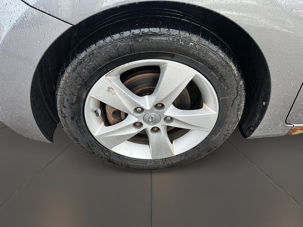 2013 Hyundai Elantra L at in Stratford, Ontario - 6 - w1024h768px