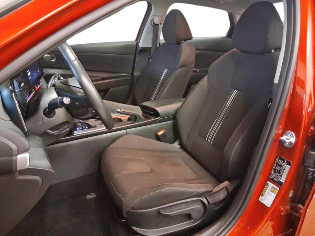 2024 Hyundai Elantra Preferred IVT w/Tech Pkg in Stratford, Ontario - 8 - w1024h768px