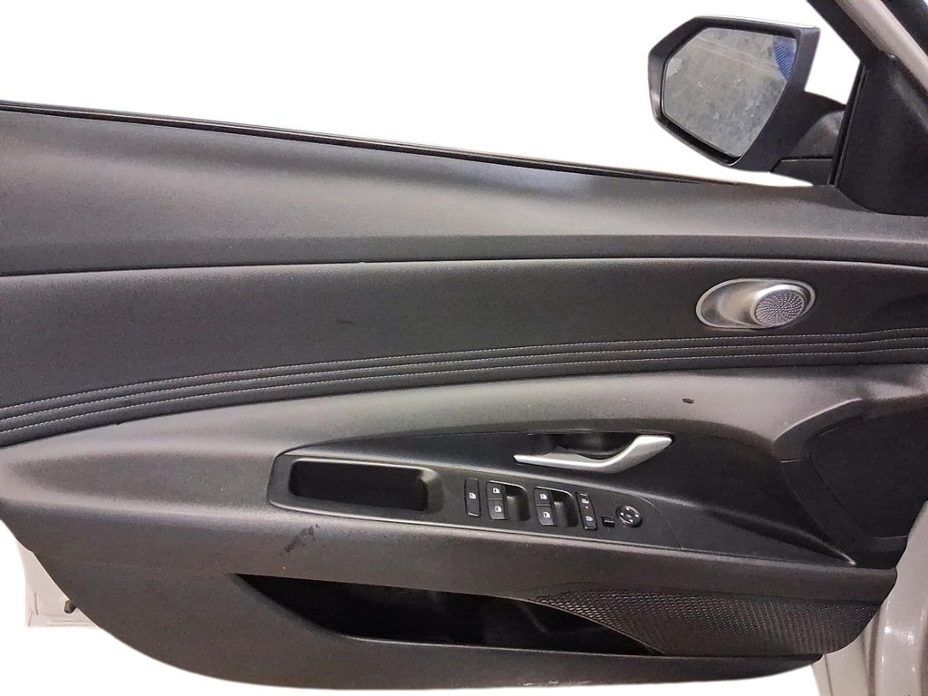 2024 Hyundai Elantra Preferred IVT w/Tech Pkg in Stratford, Ontario - 11 - w1024h768px