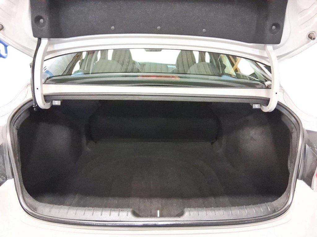 2024 Hyundai Elantra Preferred IVT w/Tech Pkg in Stratford, Ontario - 6 - w1024h768px