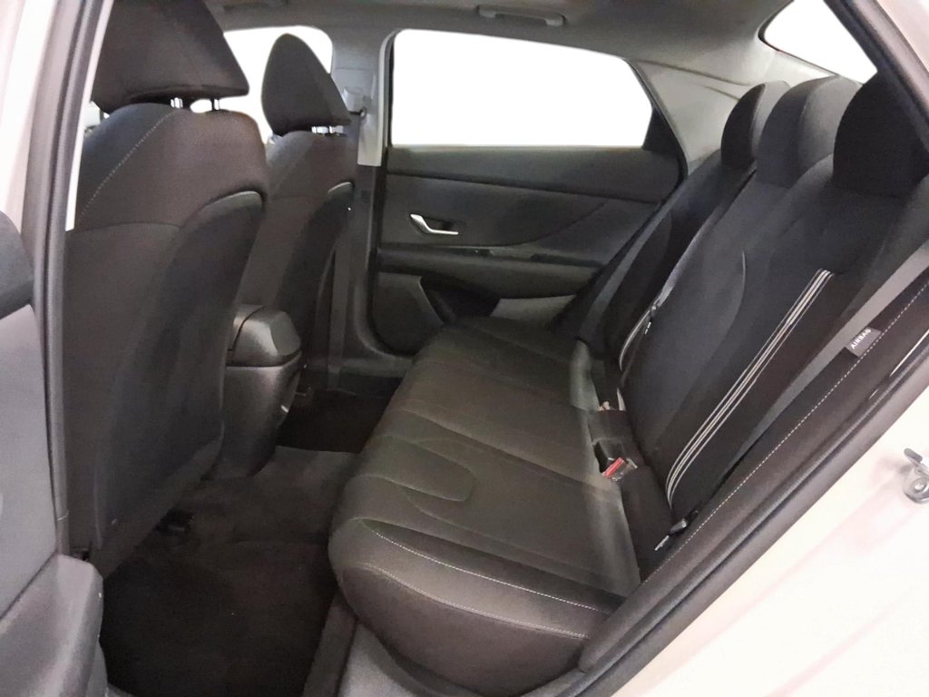 2024 Hyundai Elantra Preferred IVT w/Tech Pkg in Stratford, Ontario - 9 - w1024h768px