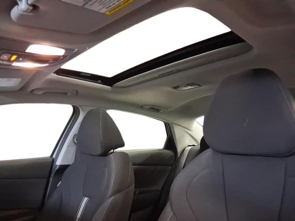 2024 Hyundai Elantra Preferred IVT w/Tech Pkg in Stratford, Ontario - 17 - w1024h768px