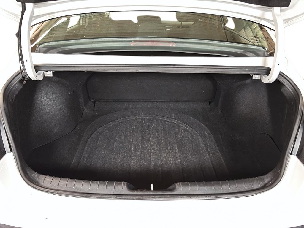 2024 Hyundai Elantra Preferred IVT w/Tech Pkg in Stratford, Ontario - 6 - w1024h768px