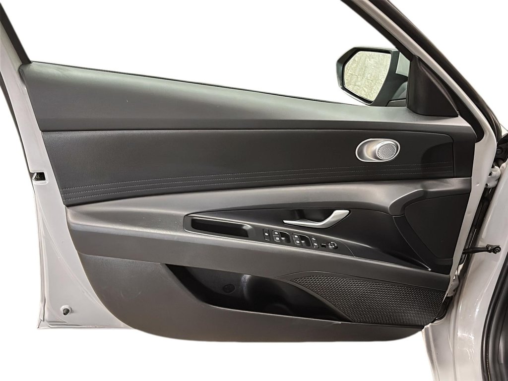 2024 Hyundai Elantra Essential IVT in Stratford, Ontario - 10 - w1024h768px