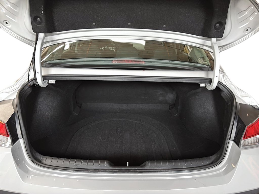 2024 Hyundai Elantra Essential IVT in Stratford, Ontario - 6 - w1024h768px