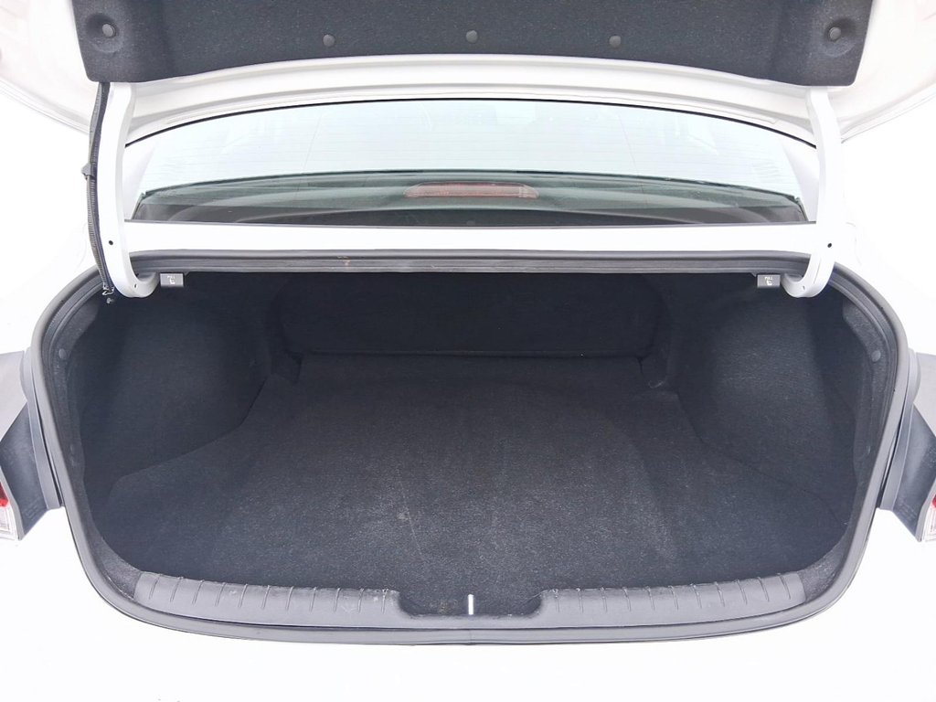 2025 Hyundai Elantra Preferred IVT in Stratford, Ontario - 6 - w1024h768px