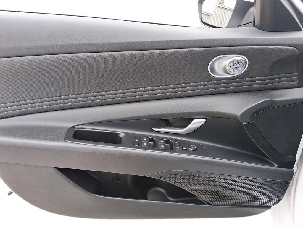2025 Hyundai Elantra Preferred IVT in Stratford, Ontario - 11 - w1024h768px