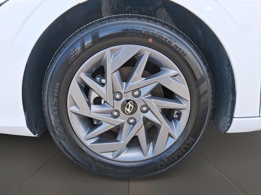 2025 Hyundai Elantra Preferred IVT in Stratford, Ontario - 7 - w1024h768px