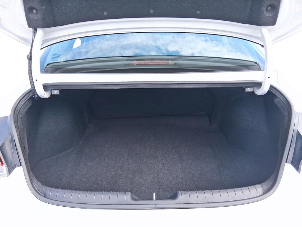 2025 Hyundai Elantra Preferred IVT in Stratford, Ontario - 6 - w1024h768px