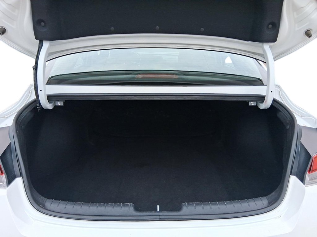 2025 Hyundai Elantra Preferred IVT in Stratford, Ontario - 6 - w1024h768px