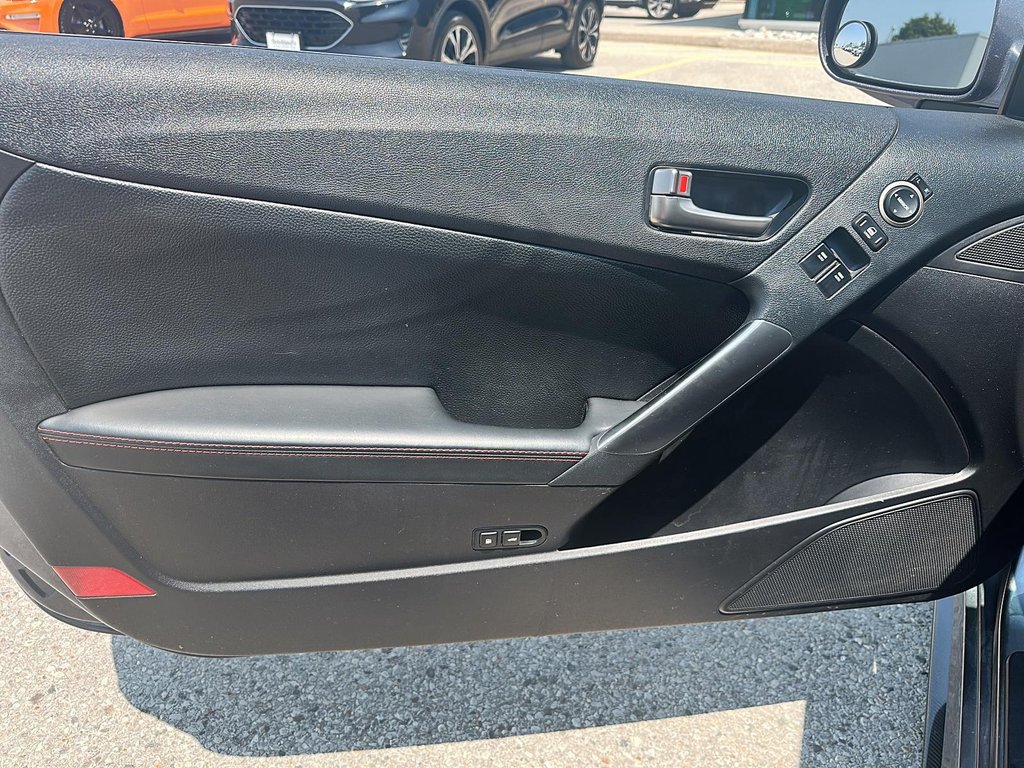 2015 Hyundai Genesis Coupe 3.8L R-Spec in Stratford, Ontario - 9 - w1024h768px