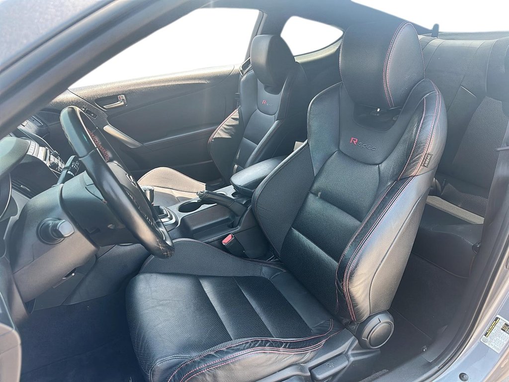 2015 Hyundai Genesis Coupe 3.8L R-Spec in Stratford, Ontario - 7 - w1024h768px