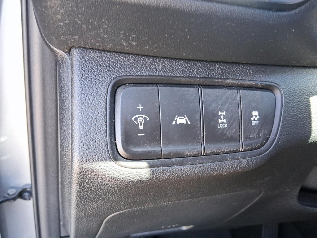 2020 Hyundai Santa Fe Essential AWD 2.4L Safety Package in Stratford, Ontario - 18 - w1024h768px