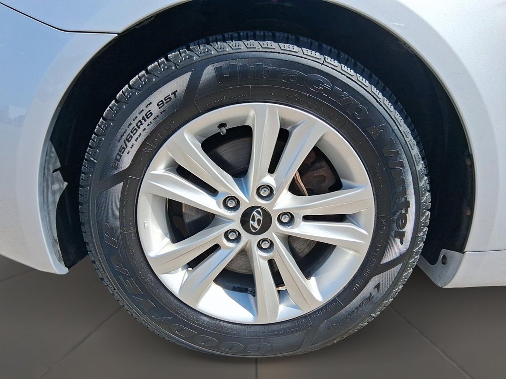 2012 Hyundai Sonata GL at in Stratford, Ontario - 7 - w1024h768px