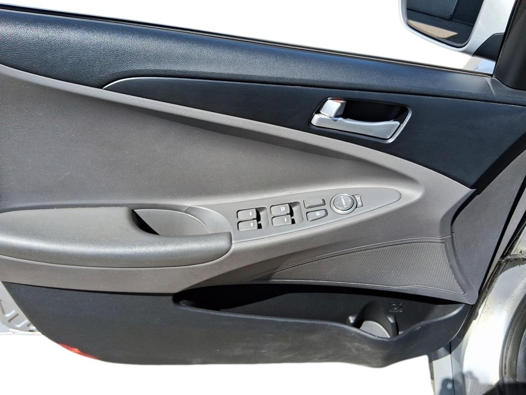 2012 Hyundai Sonata GL at in Stratford, Ontario - 11 - w1024h768px