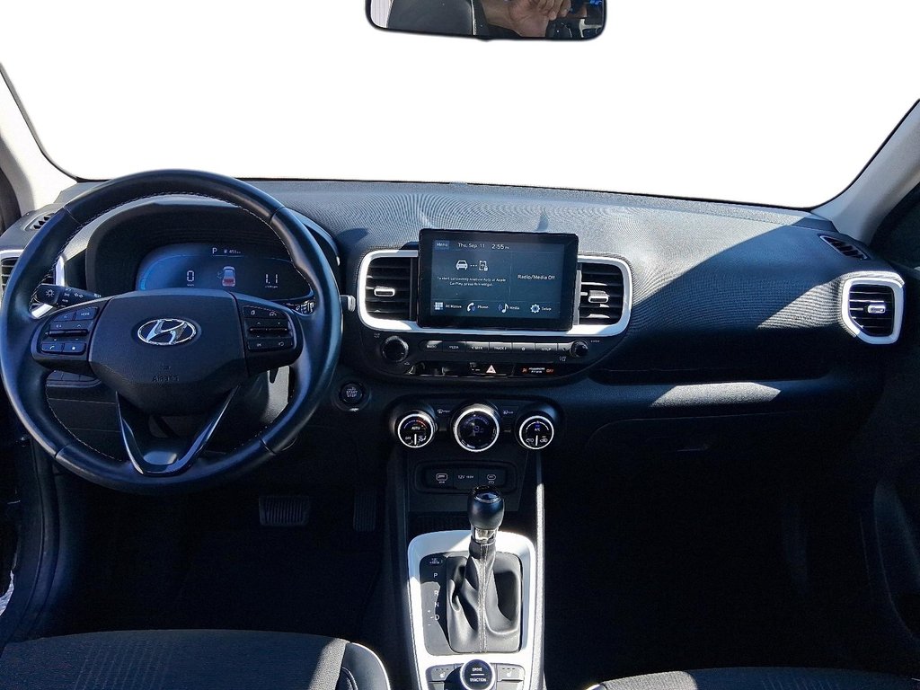 2023 Hyundai Venue FWD Ultimate w/ Black Interior in Stratford, Ontario - 9 - w1024h768px