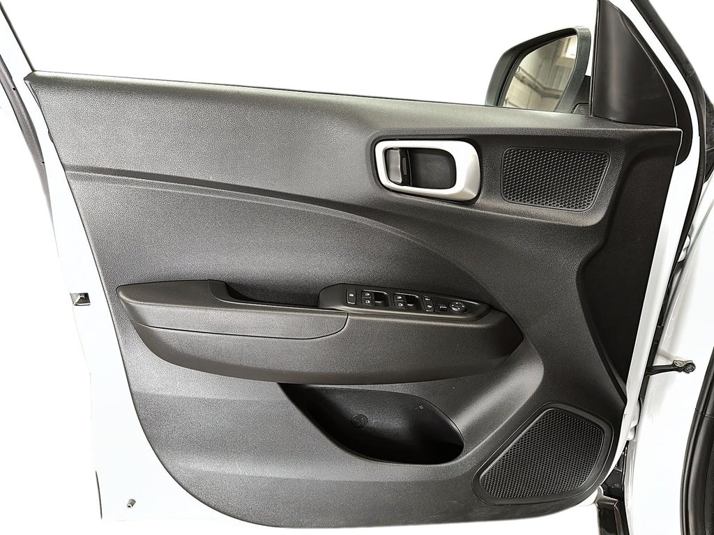 2024 Hyundai Venue Preferred IVT in Stratford, Ontario - 10 - w1024h768px