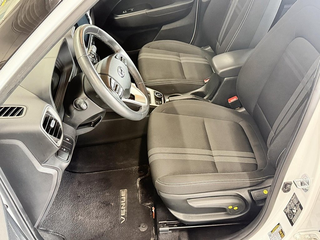 2025 Hyundai Venue Preferred IVT in Stratford, Ontario - 8 - w1024h768px