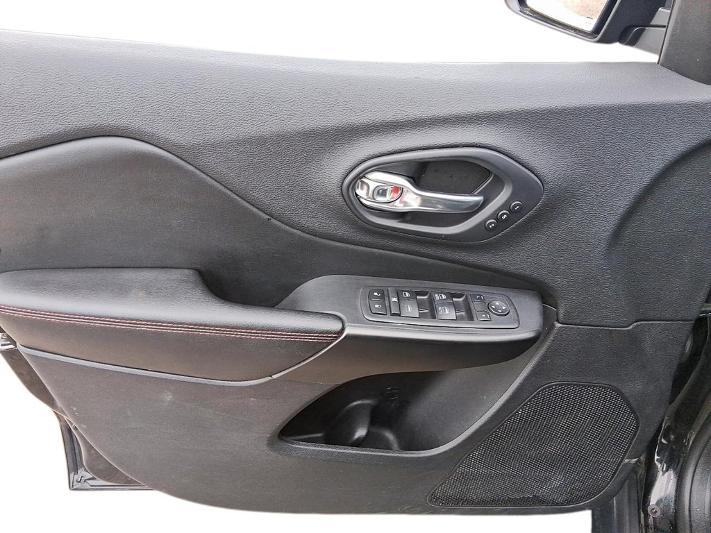 2019 Jeep Cherokee 4x4 Trailhawk in Stratford, Ontario - 11 - w1024h768px