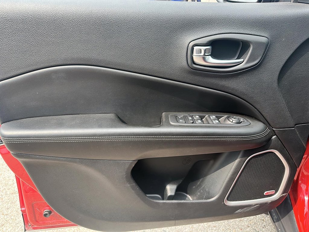 2019 Jeep Compass 4x4 Limited in Stratford, Ontario - 10 - w1024h768px