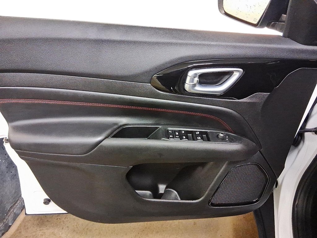 2024 Jeep Compass Trailhawk 4x4 in Stratford, Ontario - 11 - w1024h768px