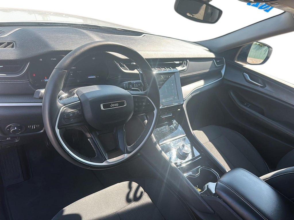 2023 Jeep Grand Cherokee 4X4 Laredo in Stratford, Ontario - 9 - w1024h768px