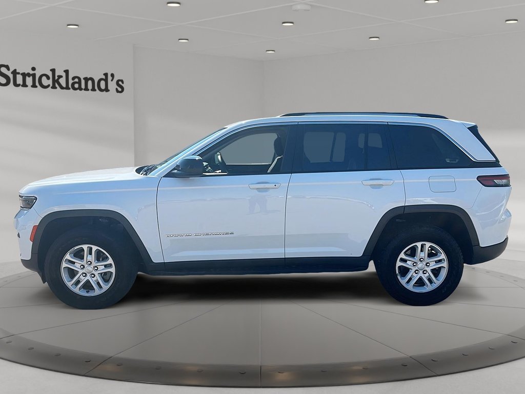 2023 Jeep Grand Cherokee 4X4 Laredo in Stratford, Ontario - 5 - w1024h768px