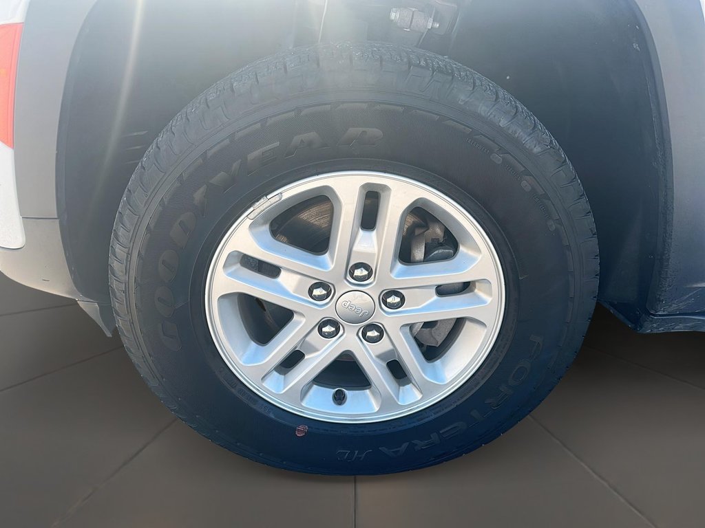 2023 Jeep Grand Cherokee 4X4 Laredo in Stratford, Ontario - 7 - w1024h768px