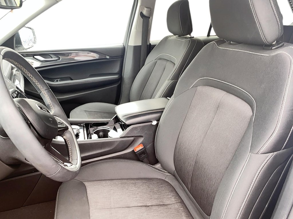 2023 Jeep Grand Cherokee 4X4 Laredo in Stratford, Ontario - 8 - w1024h768px