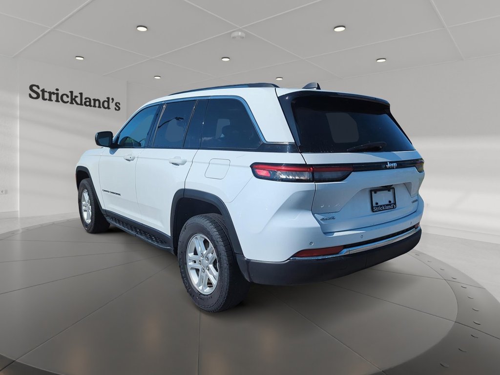 2023 Jeep Grand Cherokee 4X4 Laredo in Stratford, Ontario - 4 - w1024h768px