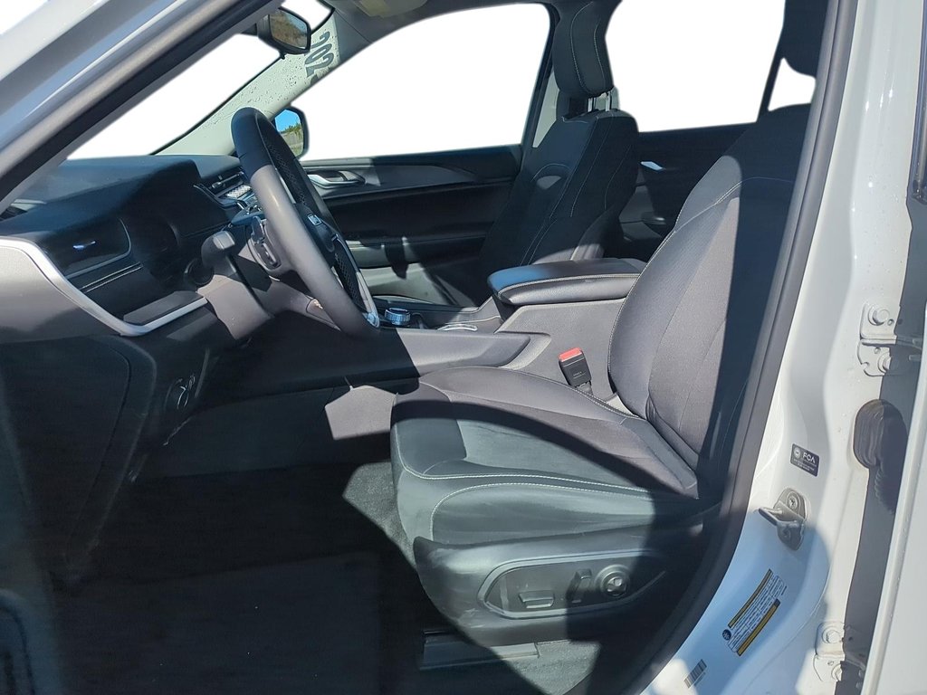 2023 Jeep Grand Cherokee 4X4 Laredo in Stratford, Ontario - 9 - w1024h768px
