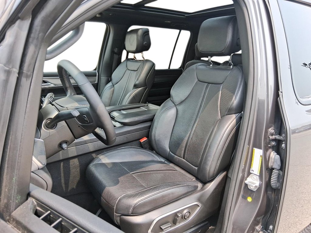 2024 Jeep Wagoneer Series II Carbide 4x4 in Stratford, Ontario - 8 - w1024h768px