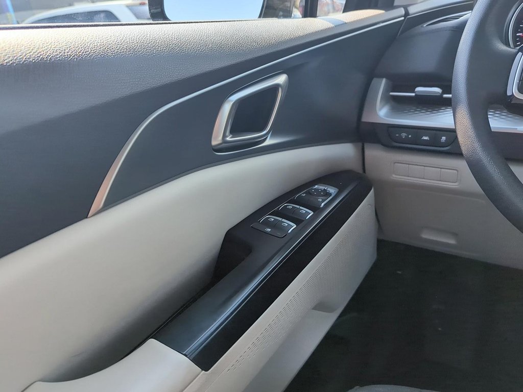 2024 Kia Carnival LX FWD in Stratford, Ontario - 11 - w1024h768px