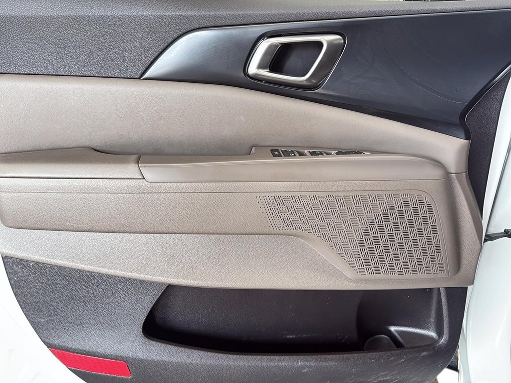 2025 Kia Carnival LX FWD in Stratford, Ontario - 9 - w1024h768px