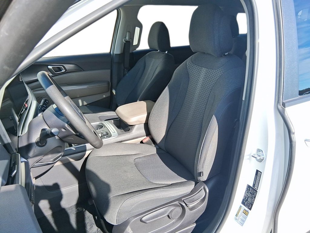 2025 Kia Carnival LX FWD in Stratford, Ontario - 8 - w1024h768px