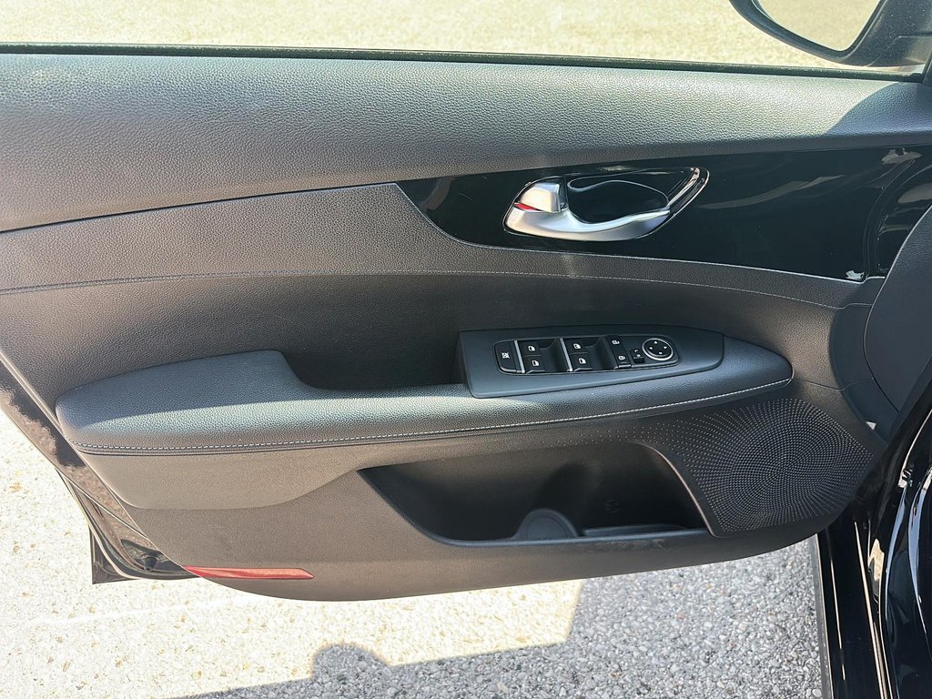 2022 Kia Forte Sedan EX IVT in Stratford, Ontario - 10 - w1024h768px