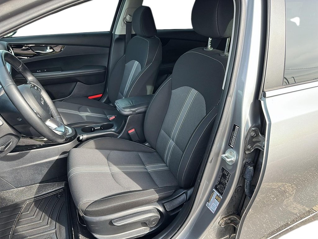 2023 Kia Forte (5) EX IVT in Stratford, Ontario - 8 - w1024h768px