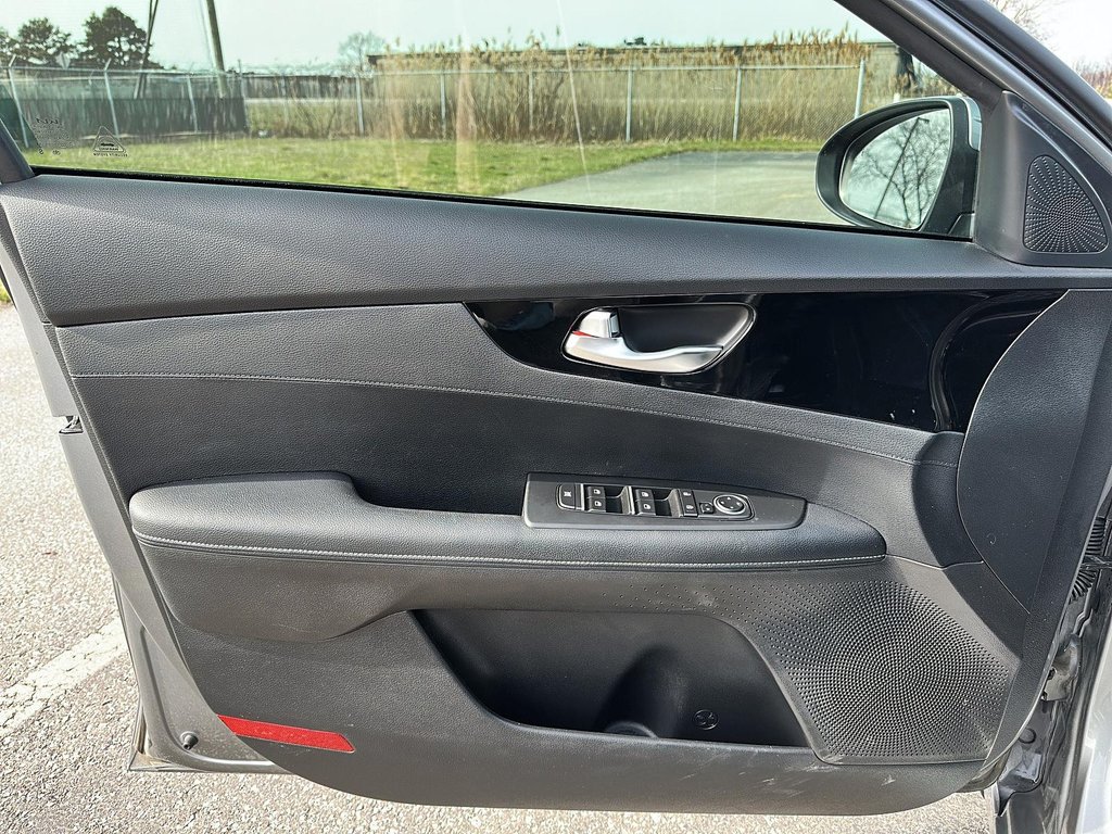 2023 Kia Forte (5) EX IVT in Stratford, Ontario - 10 - w1024h768px